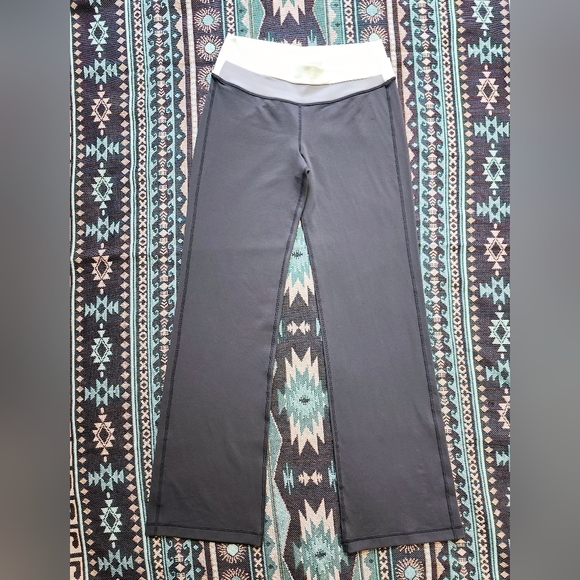 Lululemon Astro Pant (Regular). Size 8. Very soft. Gray - Picture 14 of 14